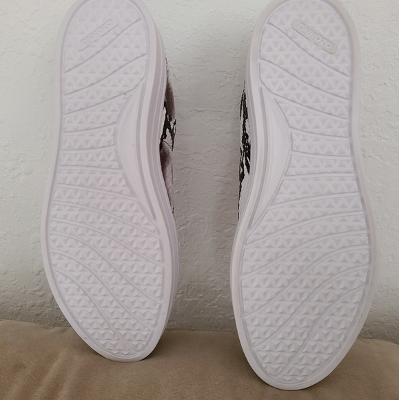 Sneakers - Picture 3 of 4